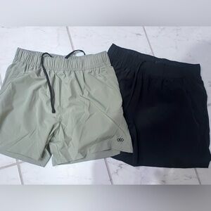 2 pair of Men's Athletic Shorts in Black and Green size medium. Built in shorts